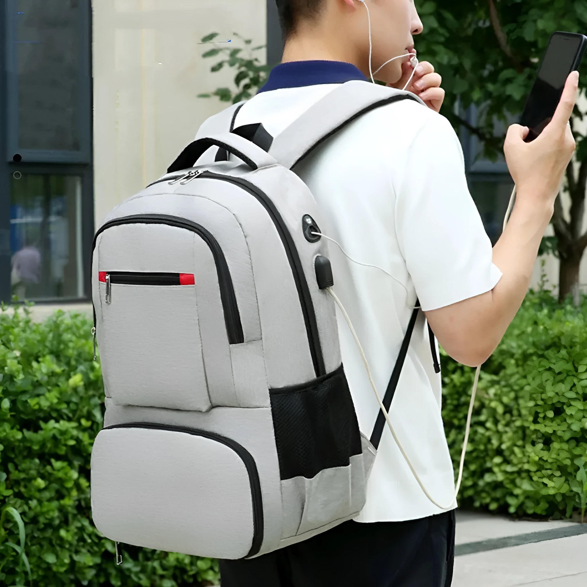 Light grey Oxford cloth insulated backpack with curved shoulder straps and dry-wet separation compartment