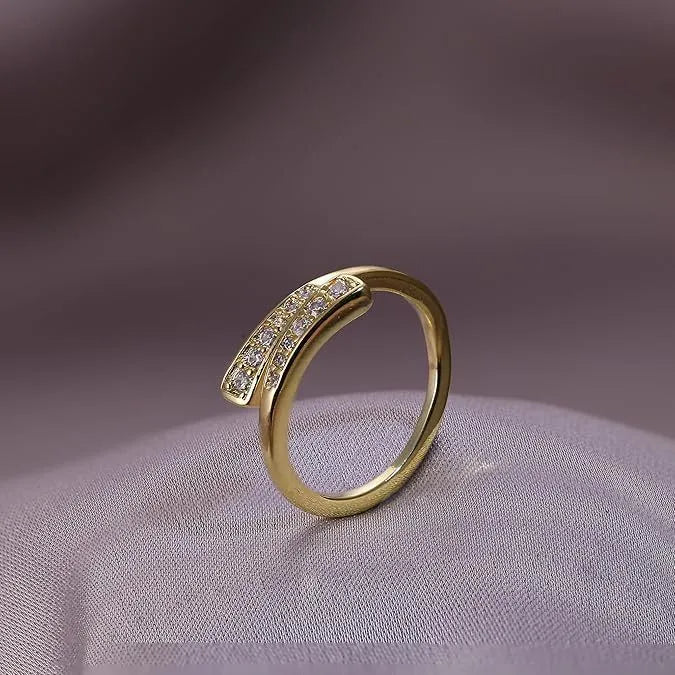 Geometric gold plated toe ring with rhinestone design on an alloy band.