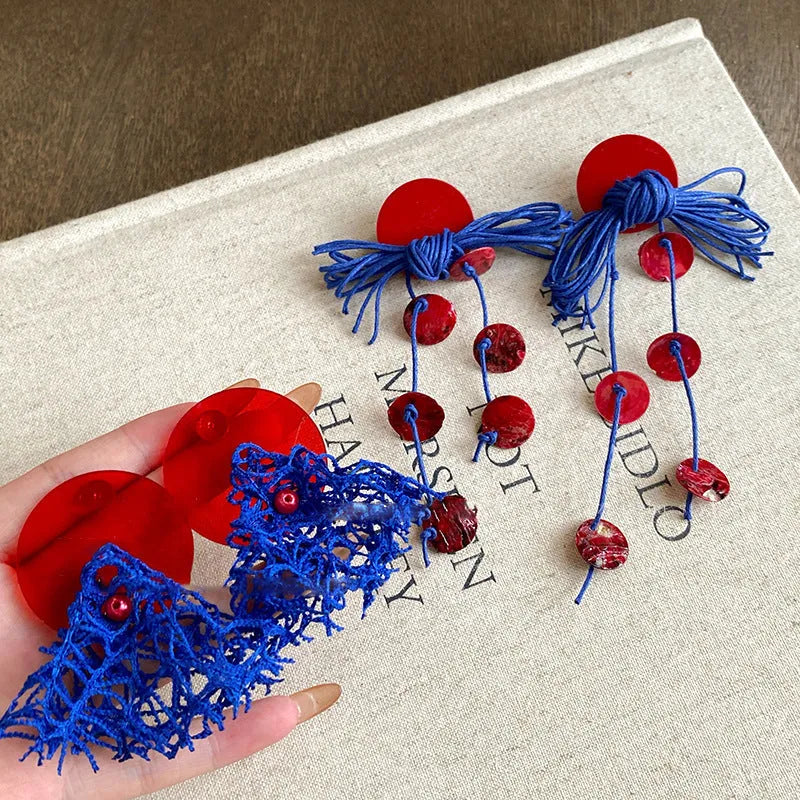 Women's geometric cloth earrings with silver needle and blue resin flower decorative details