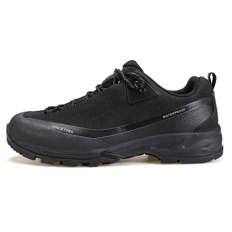 Men's low-top hiking boots with leather mesh upper and round toe design in black colour