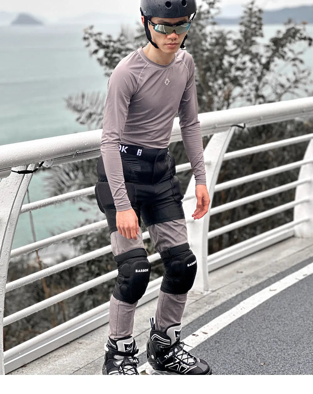 Black spandex hip protection pad pants with built-in grey NBR shock-absorbing pads for skating and skiing