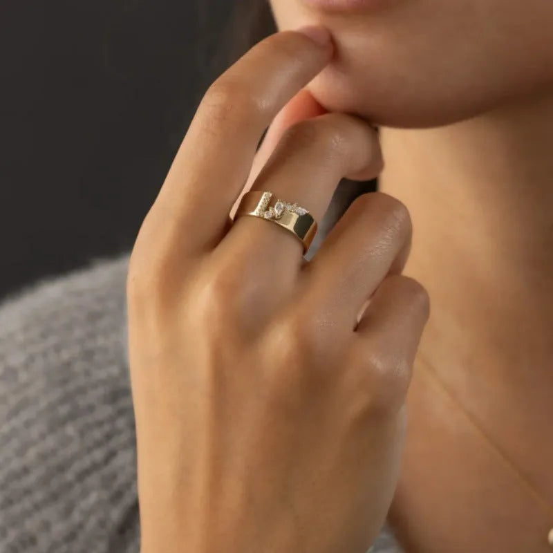 Gold-colour women's ring with zircon stone on electroplated copper band