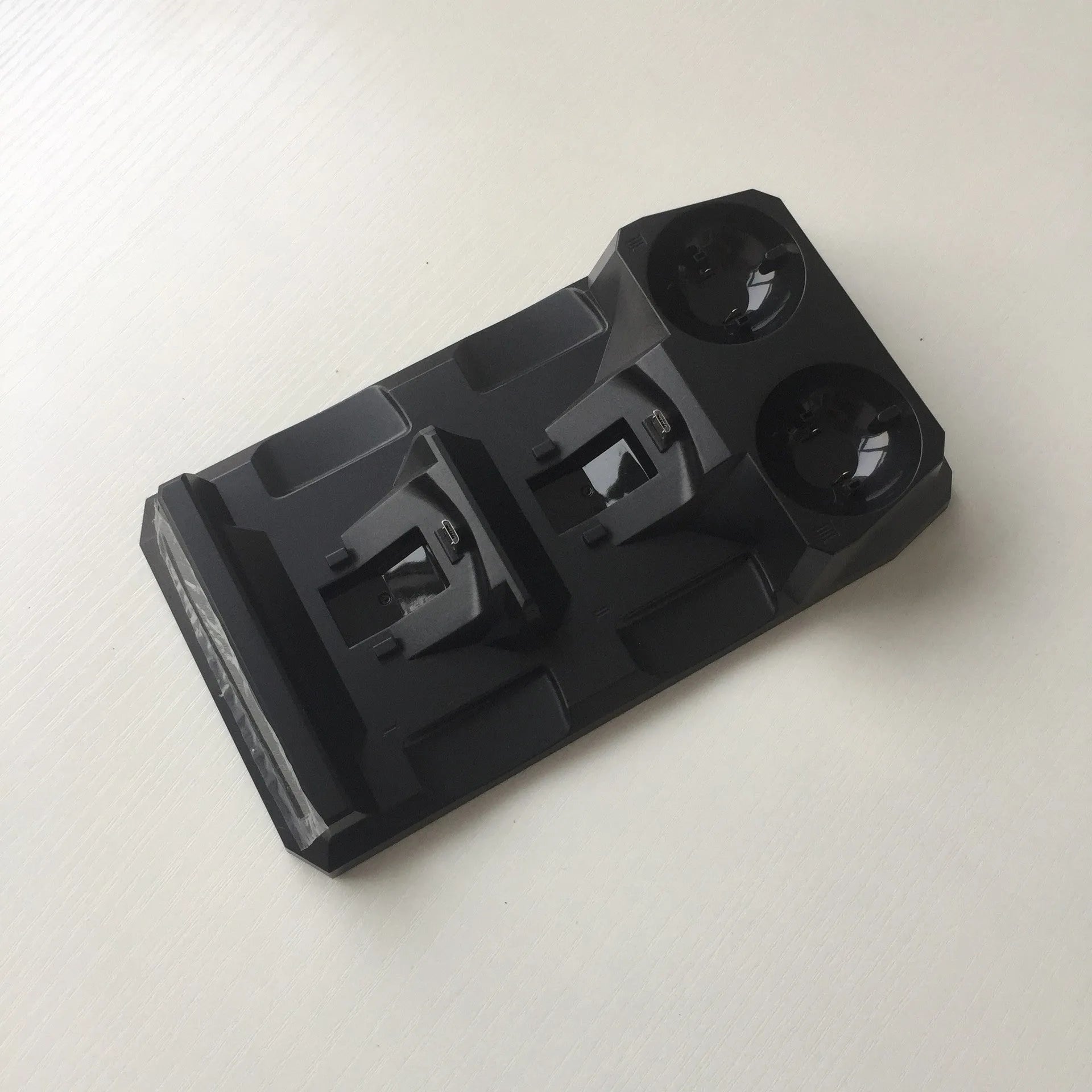 PS4 multifunctional handle charger in black with four slots for PS4 and PSmove controllers and Micro USB cable