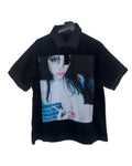 Short-sleeved polyester polo shirt with a printed pattern in a straight cut.