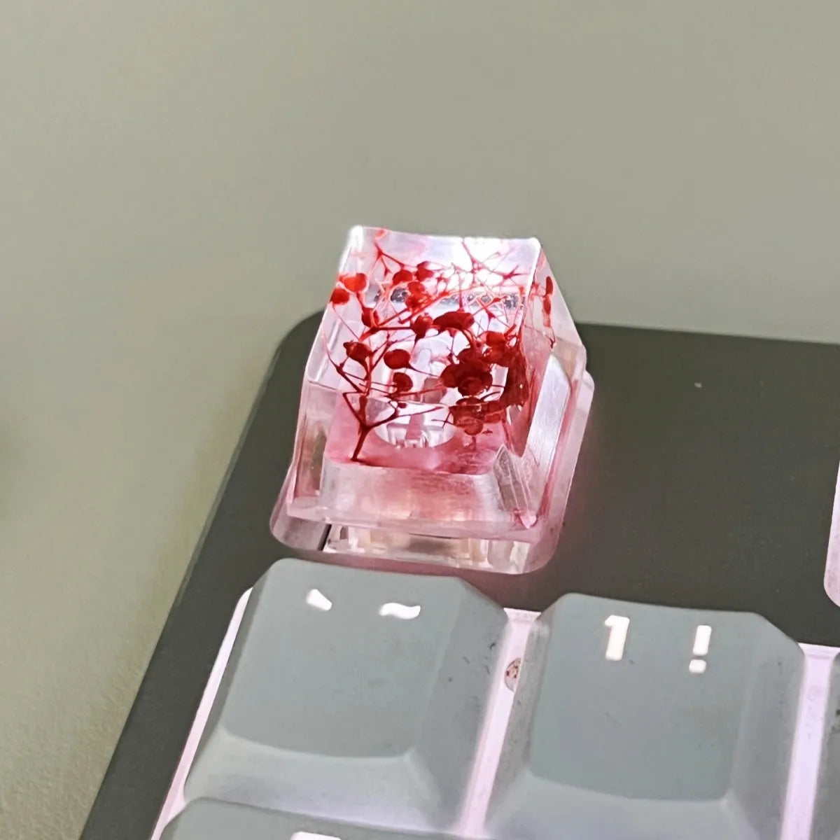 High transparency resin keycap with starry sky design for mechanical keyboards in four colour options