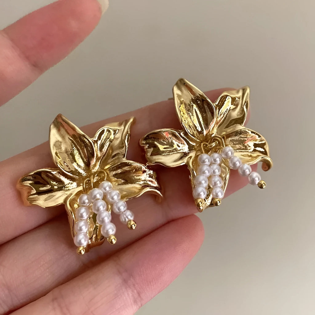 Gold H1795 colour flower-shaped pearl drop earrings for women, metal construction.