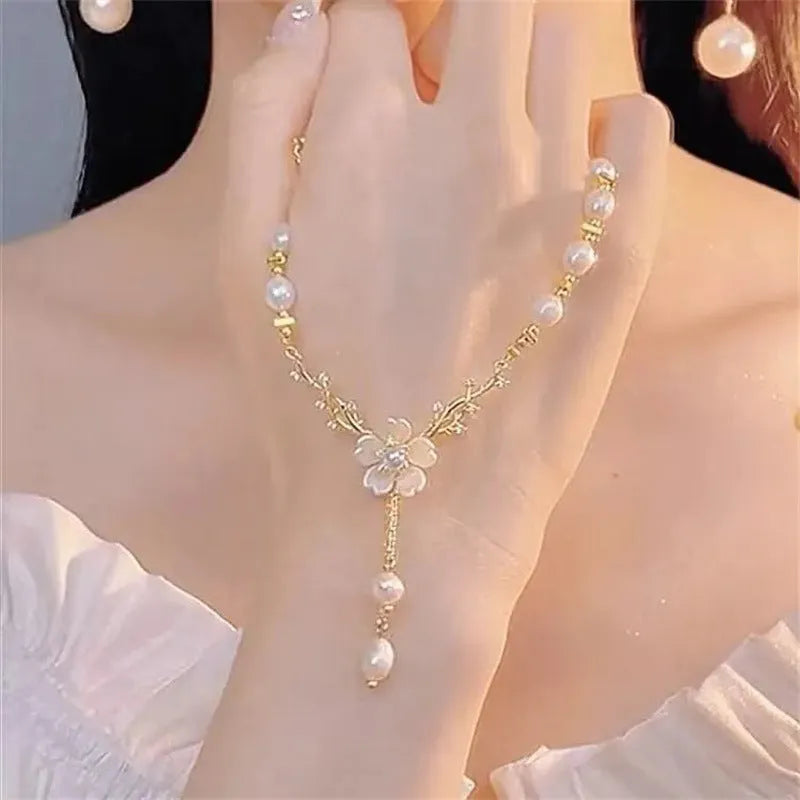 Alloy necklace with pearl flower pendant and rose decorative elements in Q9 colour