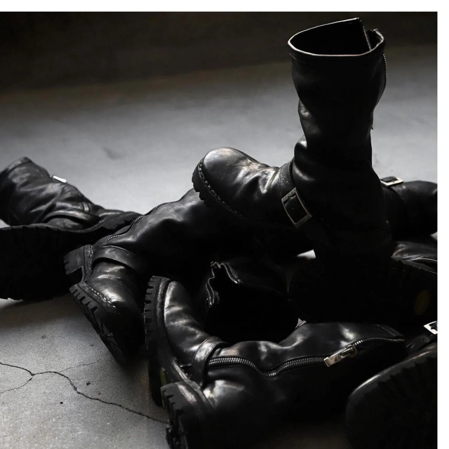 Men's dark retro Martin boots with side zipper closure and round toe