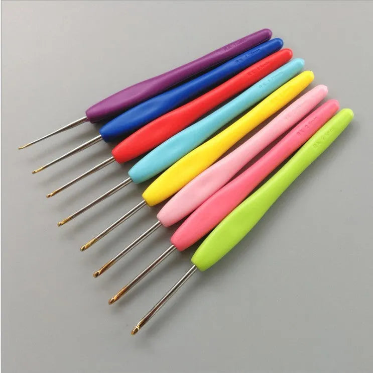 Set of 16 crochet hooks with soft plastic handles in storage bag