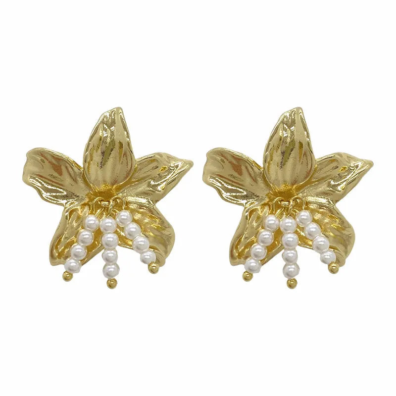 Gold H1795 colour flower-shaped pearl drop earrings for women, metal construction.
