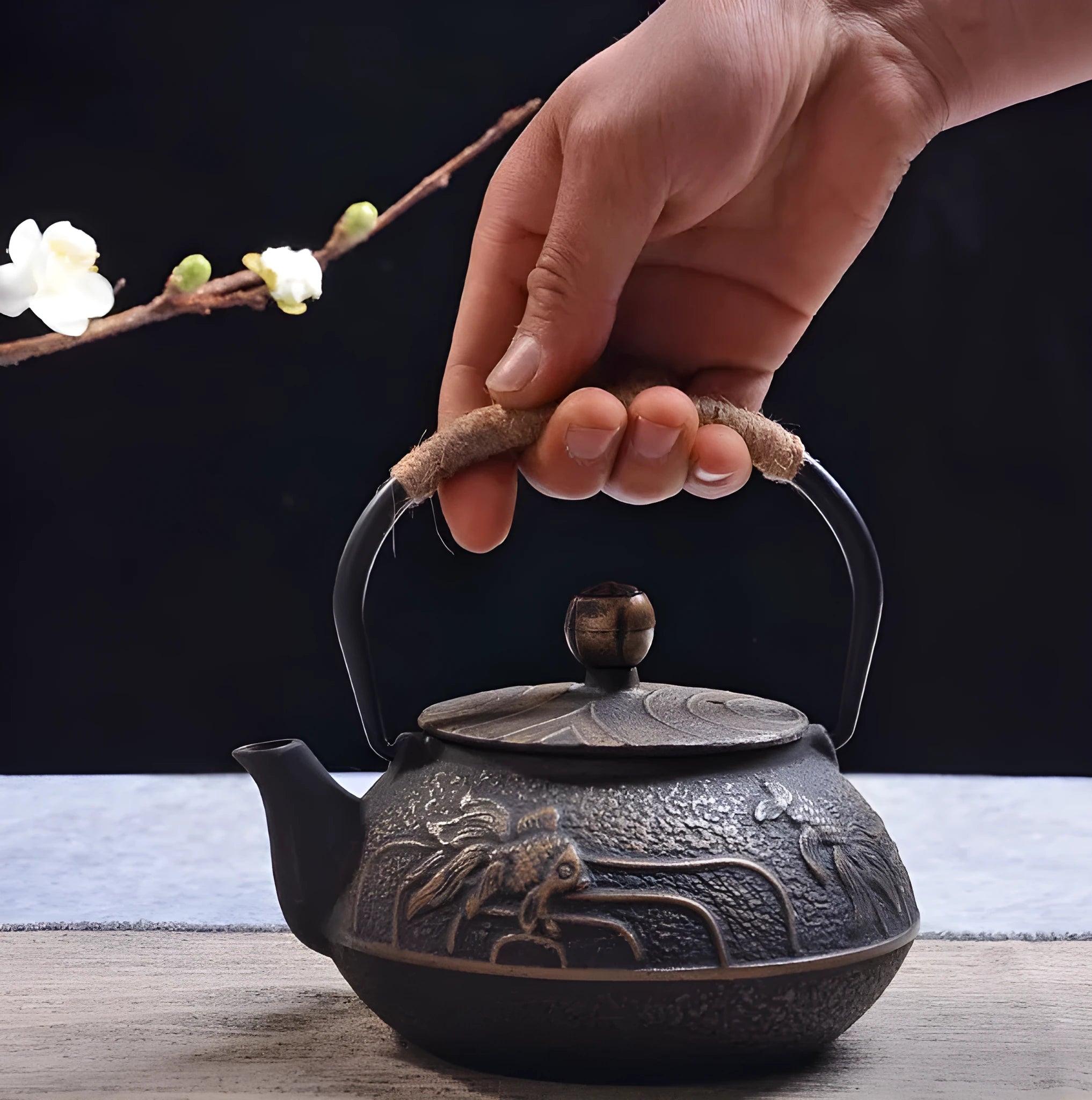 Cast iron teapot with Japanese-style decorative pattern and 0.9-litre capacity for brewing tea