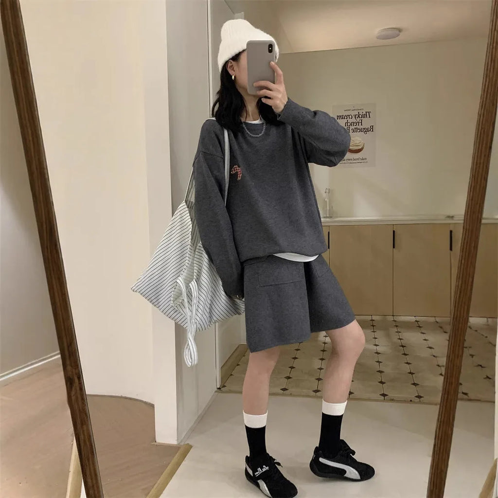 Women's knitted sweater and shorts suit with animal embroidery in imitation cashmere fabric
