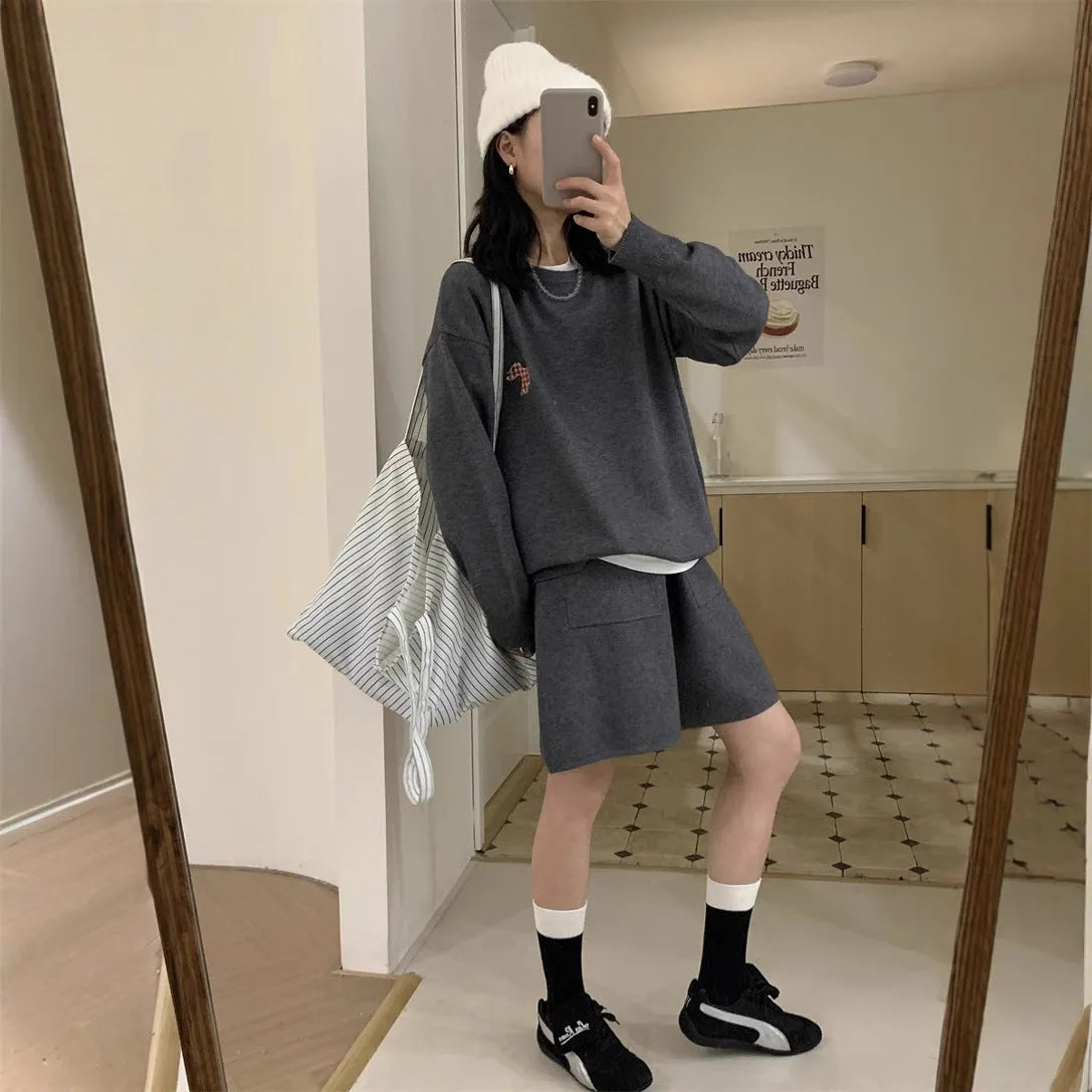 Women's knitted sweater and shorts suit with animal embroidery in imitation cashmere fabric