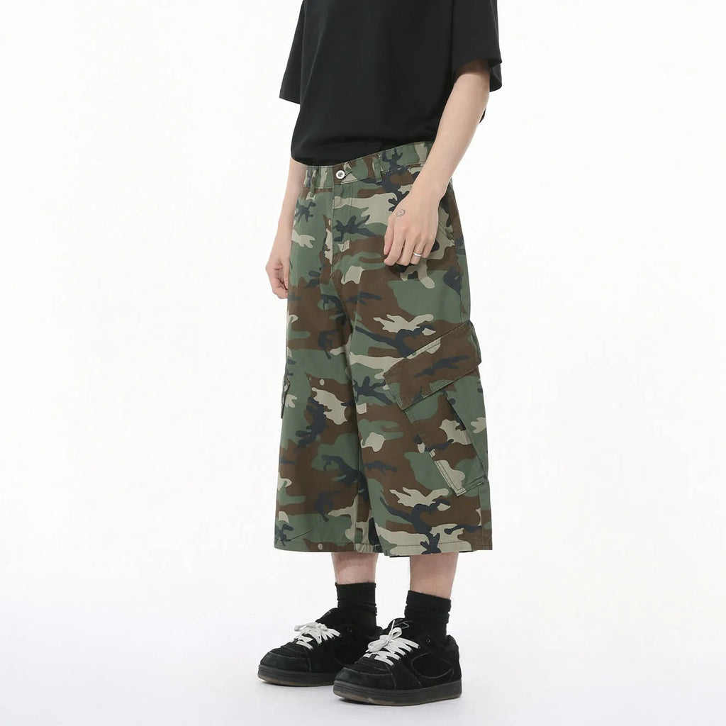 Men's camouflage cotton cropped jeans with wide leg fit and side stitching detail