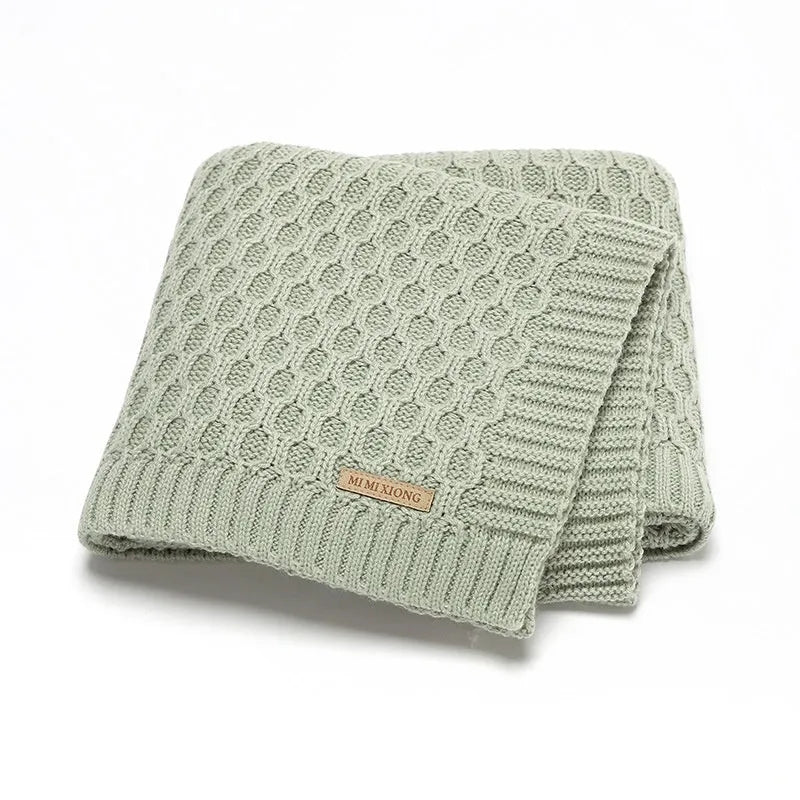 Solid colour infant hug blanket with textured lines, measuring 70 by 90 cm.