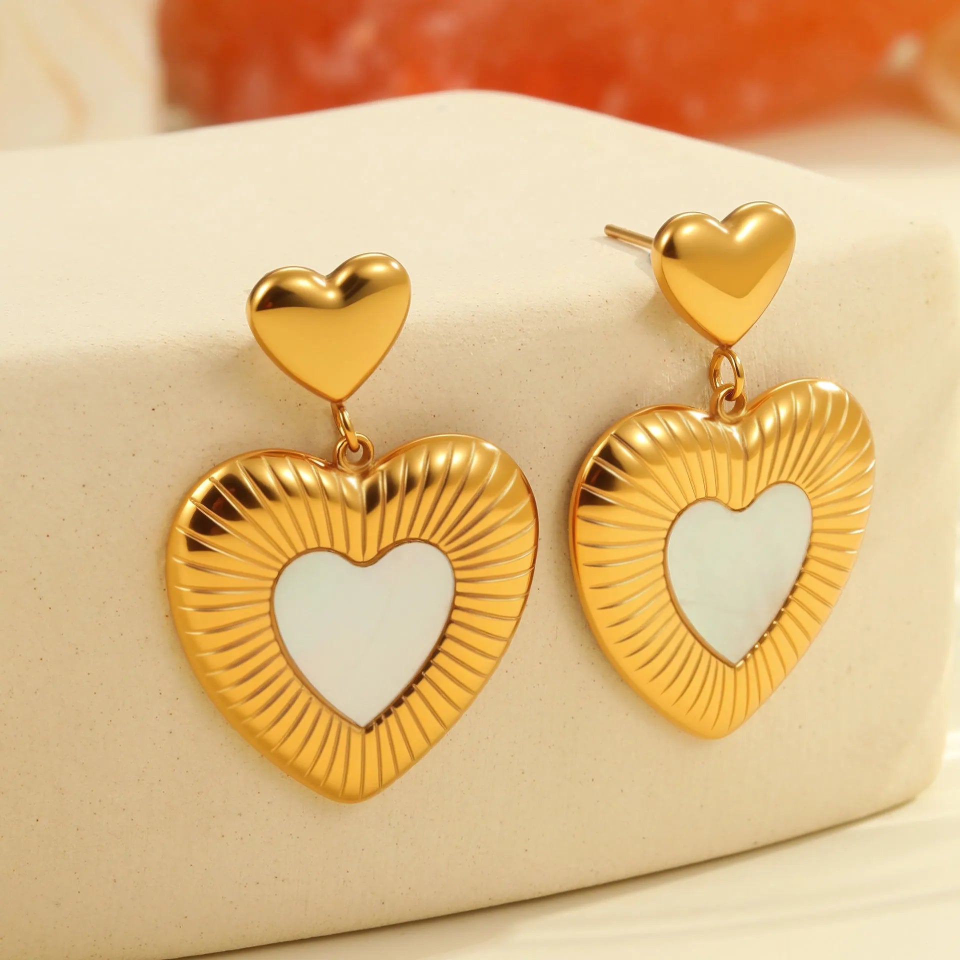 Women's stainless steel heart earrings with 18K gold electroplating and fritillary design elements