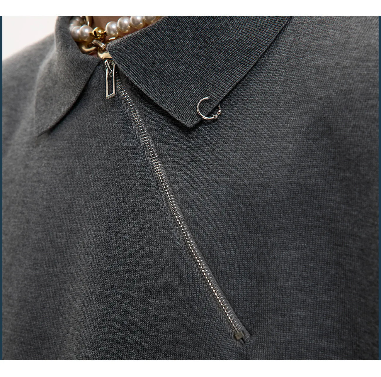 Men's slim-fit polo shirt with oblique zipper and lapel collar in solid colour