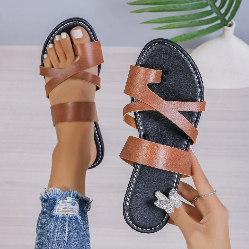 Adult casual beach slippers in solid colour with round head and hollow-out design.