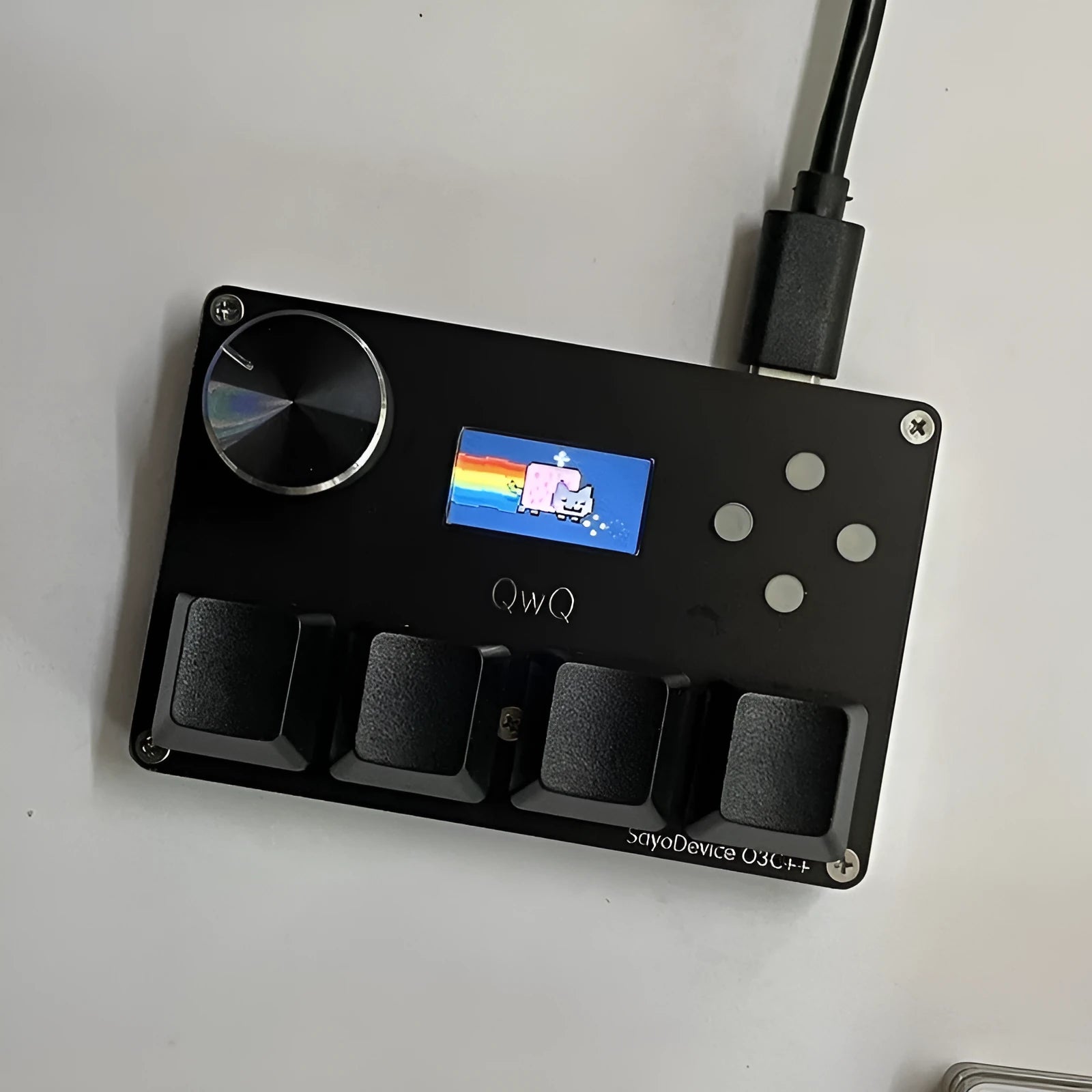 Customisable magnetic axis gaming keypad with programmable knob and colour IPS screen on desk.