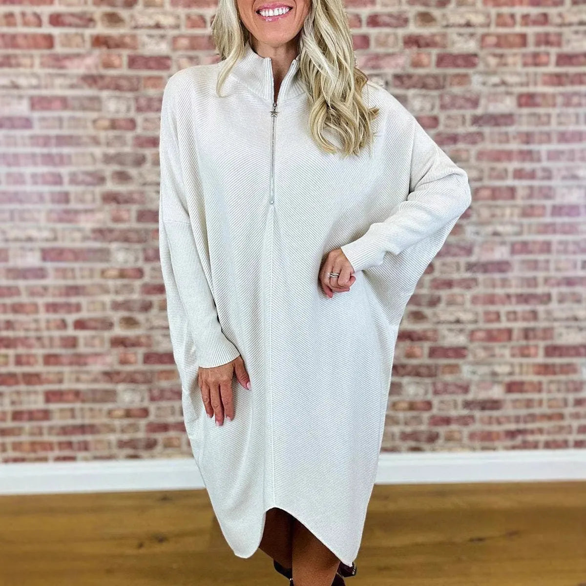 Women's solid colour knitted loose dress with raglan sleeves and zipper detail