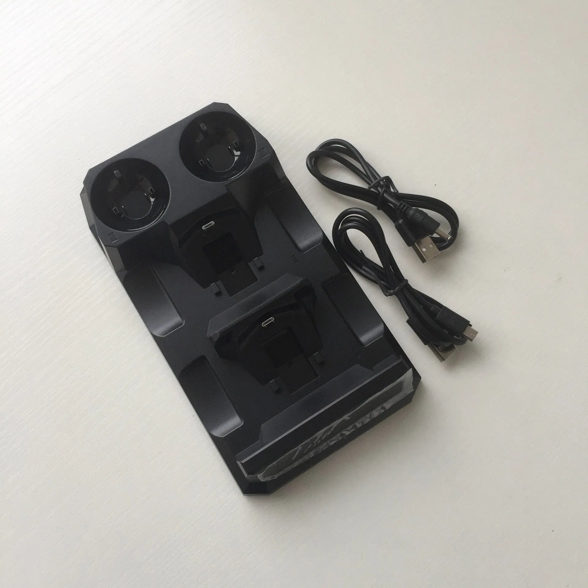 PS4 multifunctional handle charger in black with four slots for PS4 and PSmove controllers and Micro USB cable