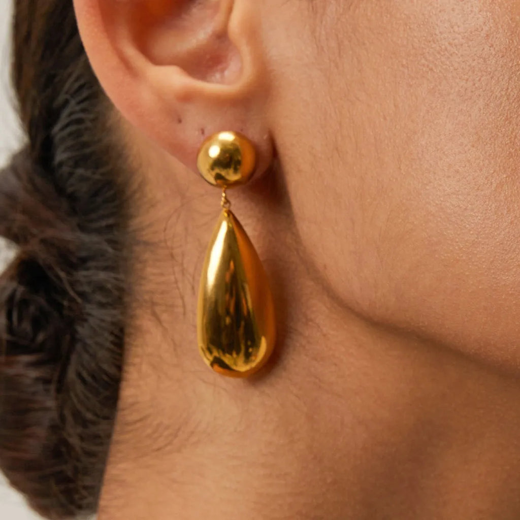 Gold-coloured stainless steel earrings with geometric water drop pendant and hemisphere design