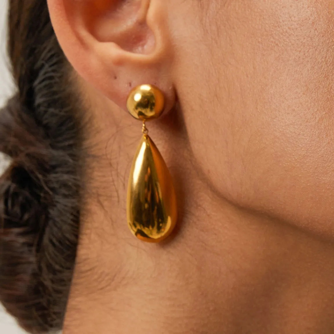 Gold-coloured stainless steel earrings with geometric water drop pendant and hemisphere design