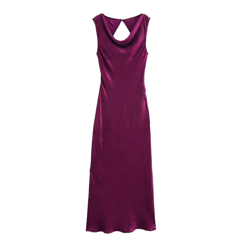 Sleeveless V-neck long dress in solid maroon colour with lace-up waist-tucking detail