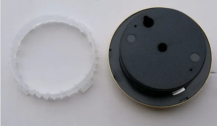 Analogue thermometer and hygrometer with aluminium outer ring and dial for indoor climate monitoring