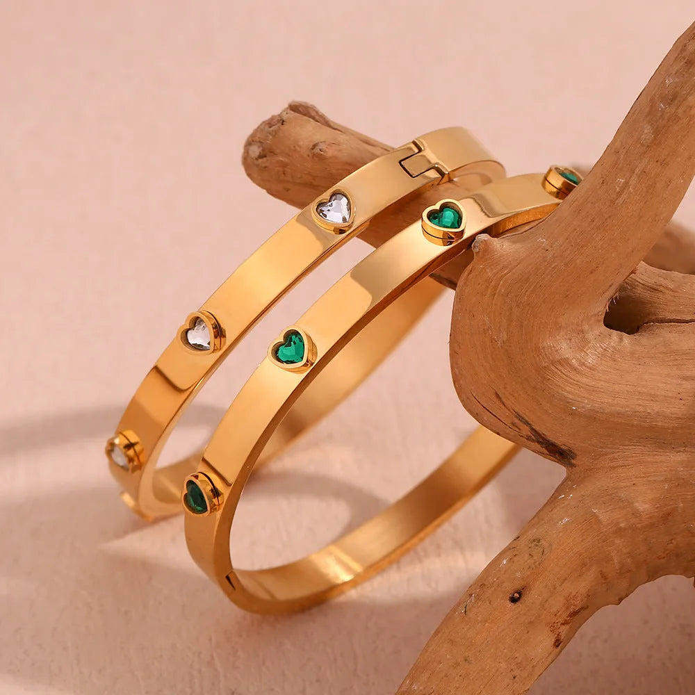 Stainless steel women's bracelet with a micro-inlaid peach heart in green or white diamond colour.