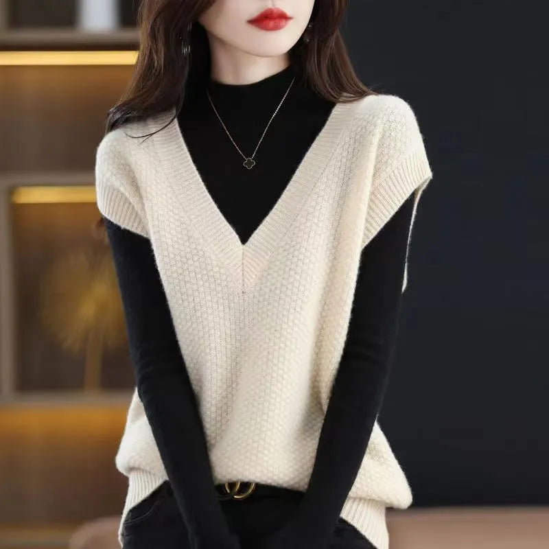 Women's sleeveless vest pullover with 3D knit pattern in creamy-white colour