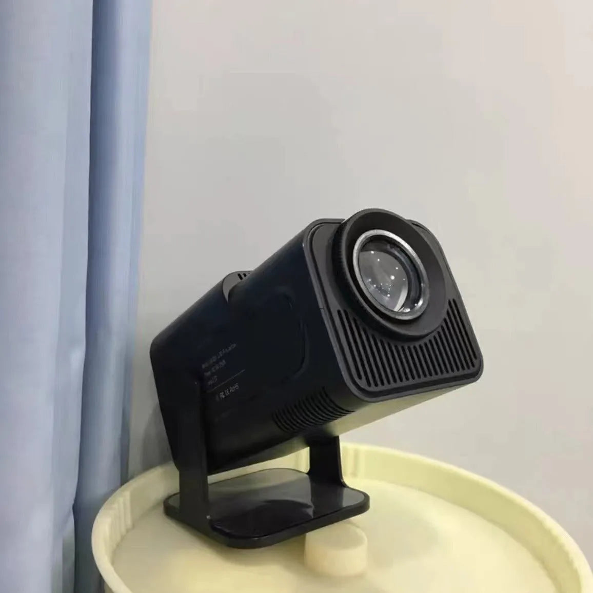 Wireless home projector with portable handle for game machine projection in 720p HD resolution
