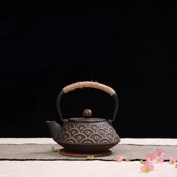 Cast iron teapot with Japanese-style decorative pattern and 0.9-litre capacity for brewing tea