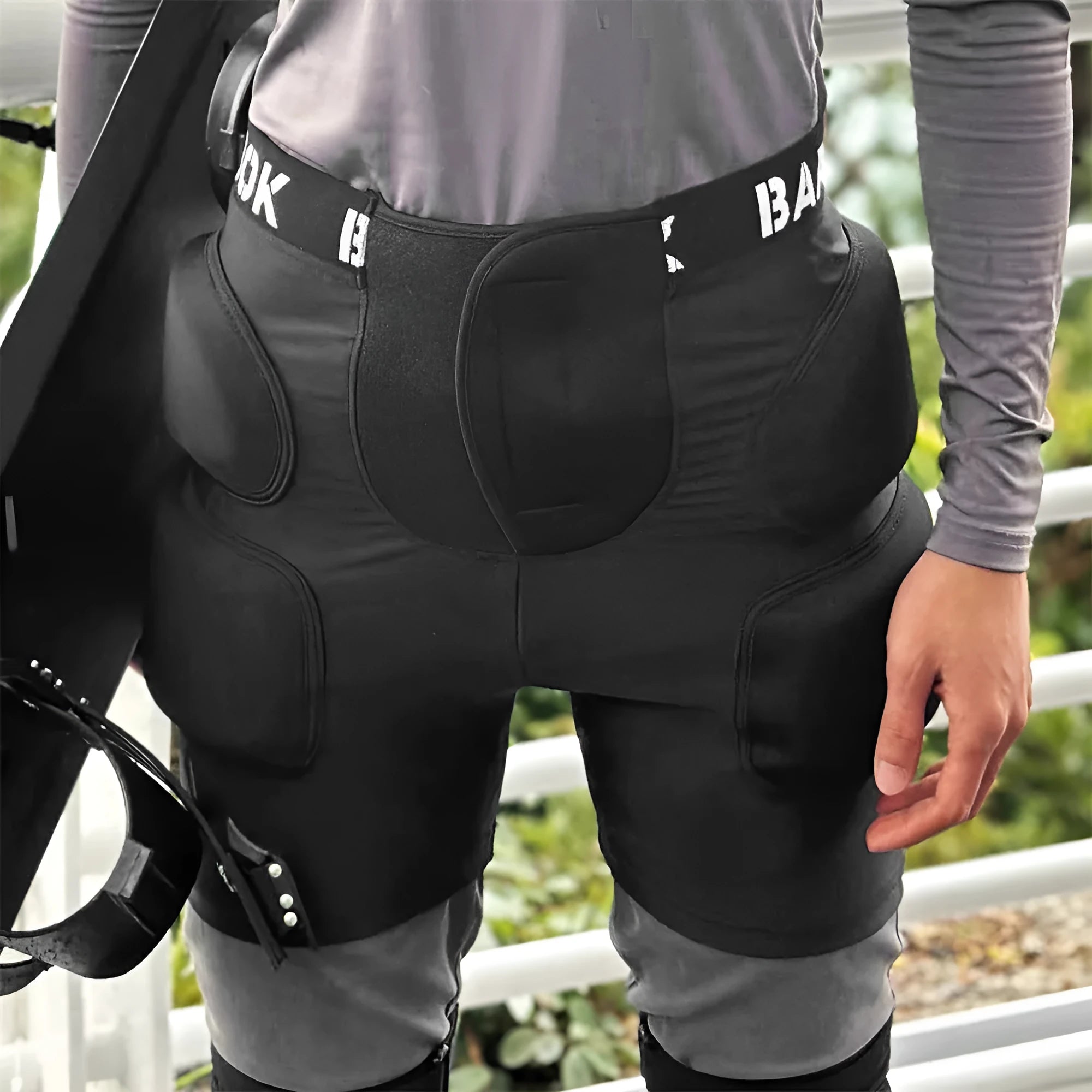 Black spandex hip protection pad pants with built-in grey NBR shock-absorbing pads for skating and skiing