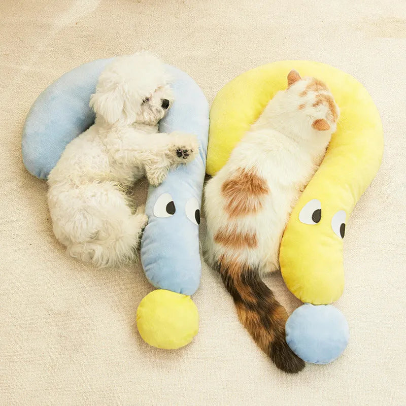 Blue or yellow rectangular pet pillow measuring 62 cm by 39 cm for small dogs and cats.
