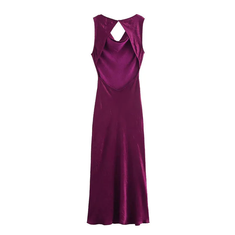 Sleeveless V-neck long dress in solid maroon colour with lace-up waist-tucking detail