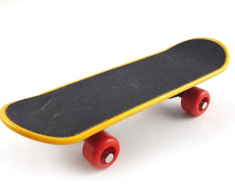 Parrot intelligence skateboard 13.5x4.2x3cm for small parrots on a flat surface