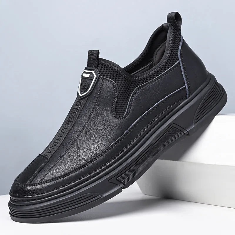 Men's black leather casual Oxford shoes with round toe and lace-up front on a white background.