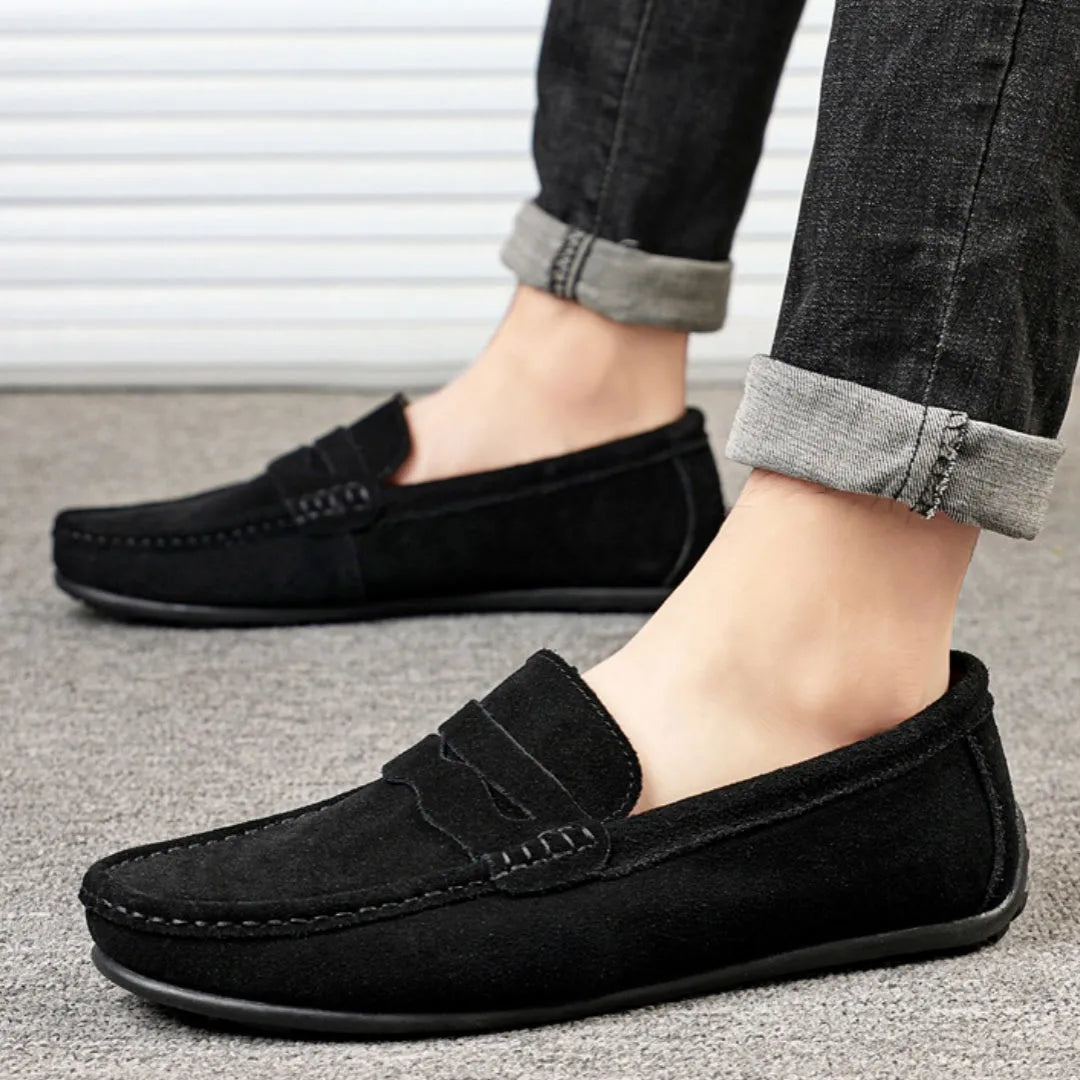 Men's suede loafers in black with round toe and flat rubber sole