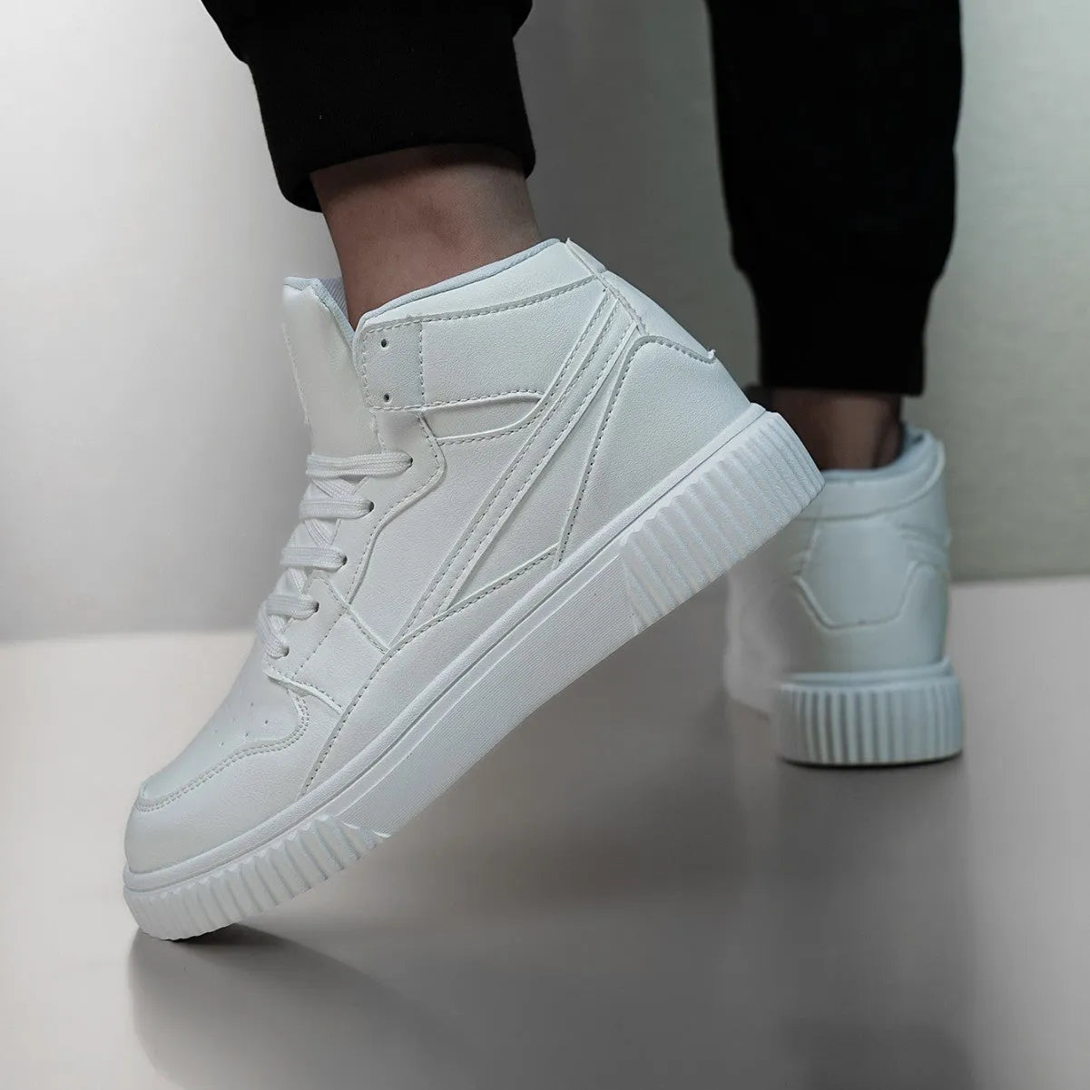 White men's casual shoes with round toe design and microfiber upper for autumn and winter wear