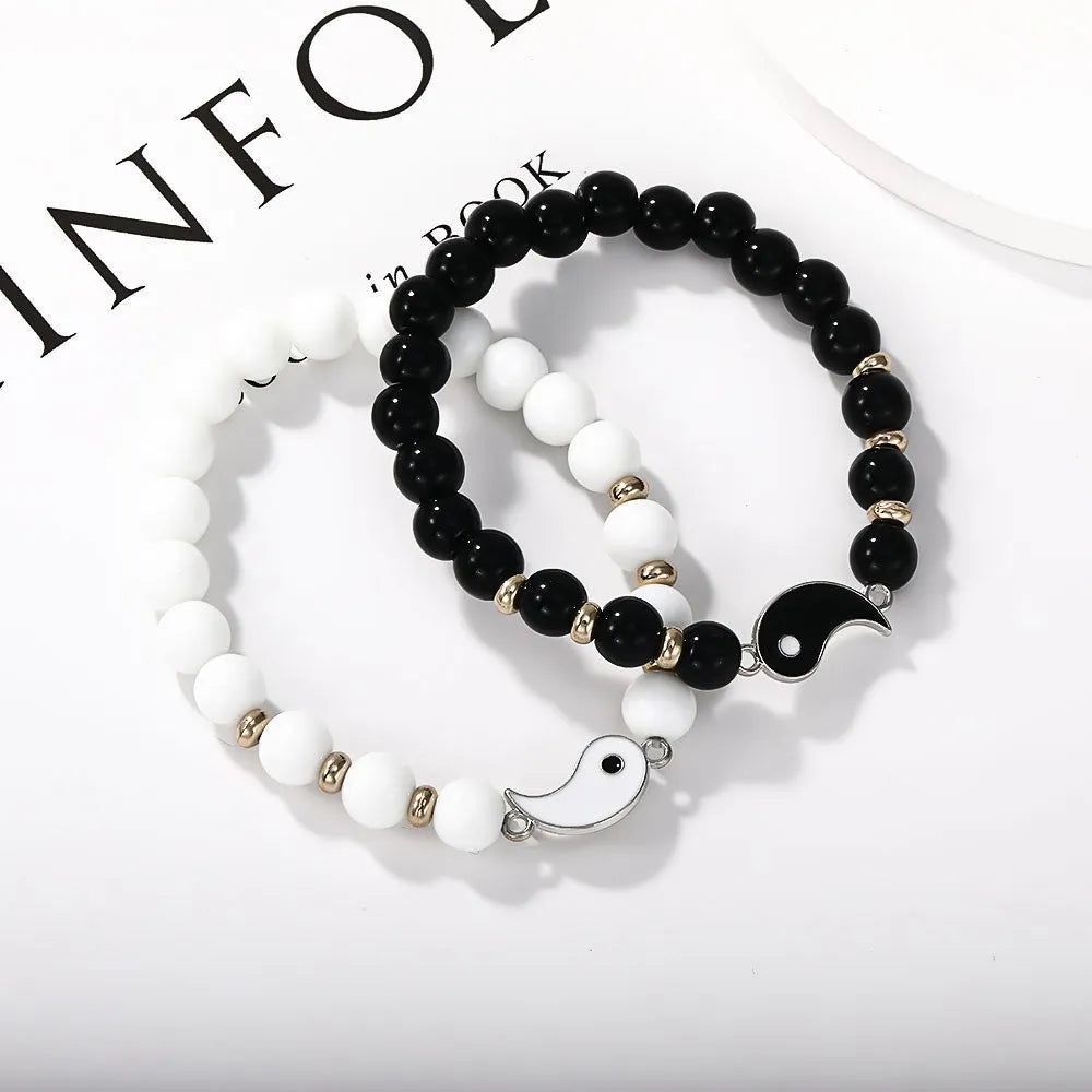 Geometric eight-diagram-shaped alloy bracelet with electroplated finish in European fashion style