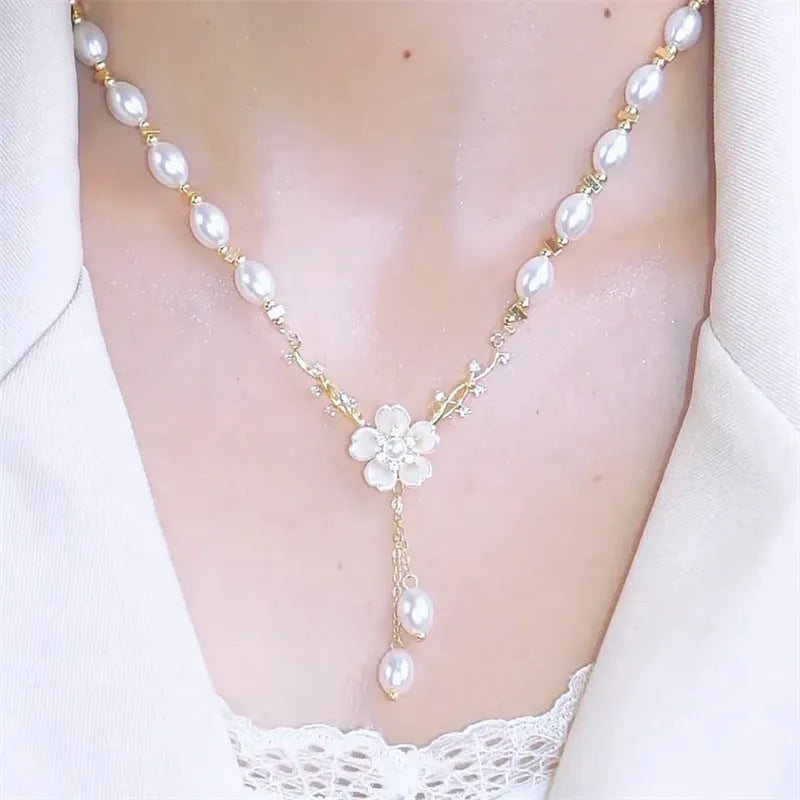 Alloy necklace with pearl flower pendant and rose decorative elements in Q9 colour