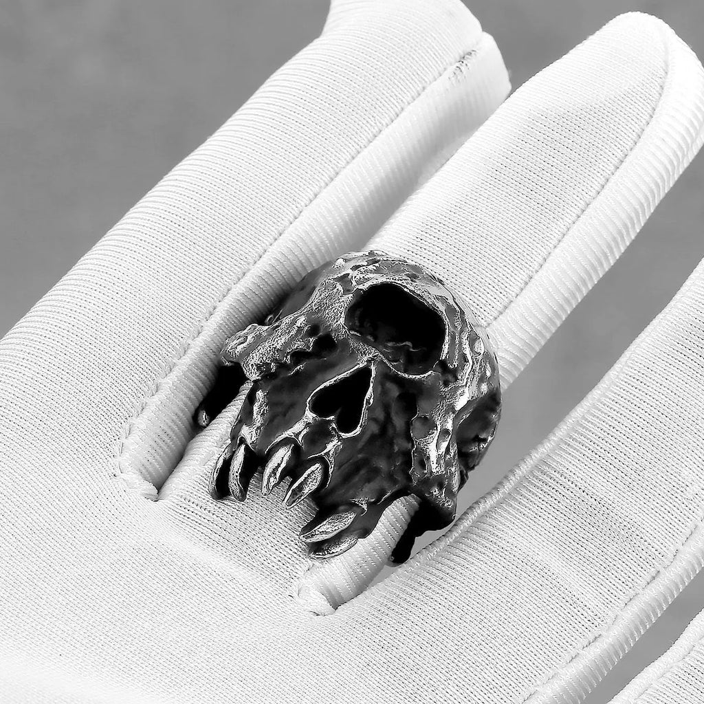 Alloy skull finger ring with one-eyed design and electroplated finish in dark retro style.