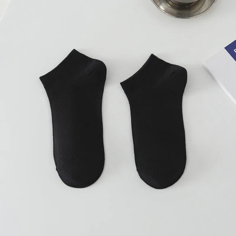 Men's low-cut solid colour polyester boat socks in free size fit showing breathable construction