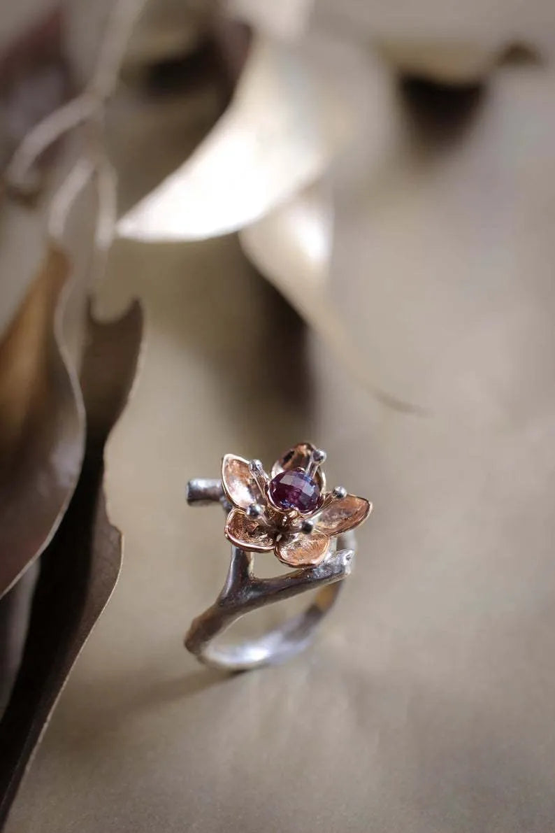 Silver two-tone floral pattern women's alloy fashion ring on a geometric band.