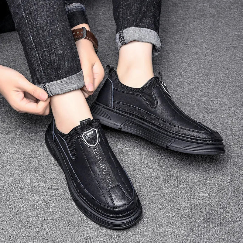 Men's black leather casual Oxford shoes with round toe and lace-up front on a white background.