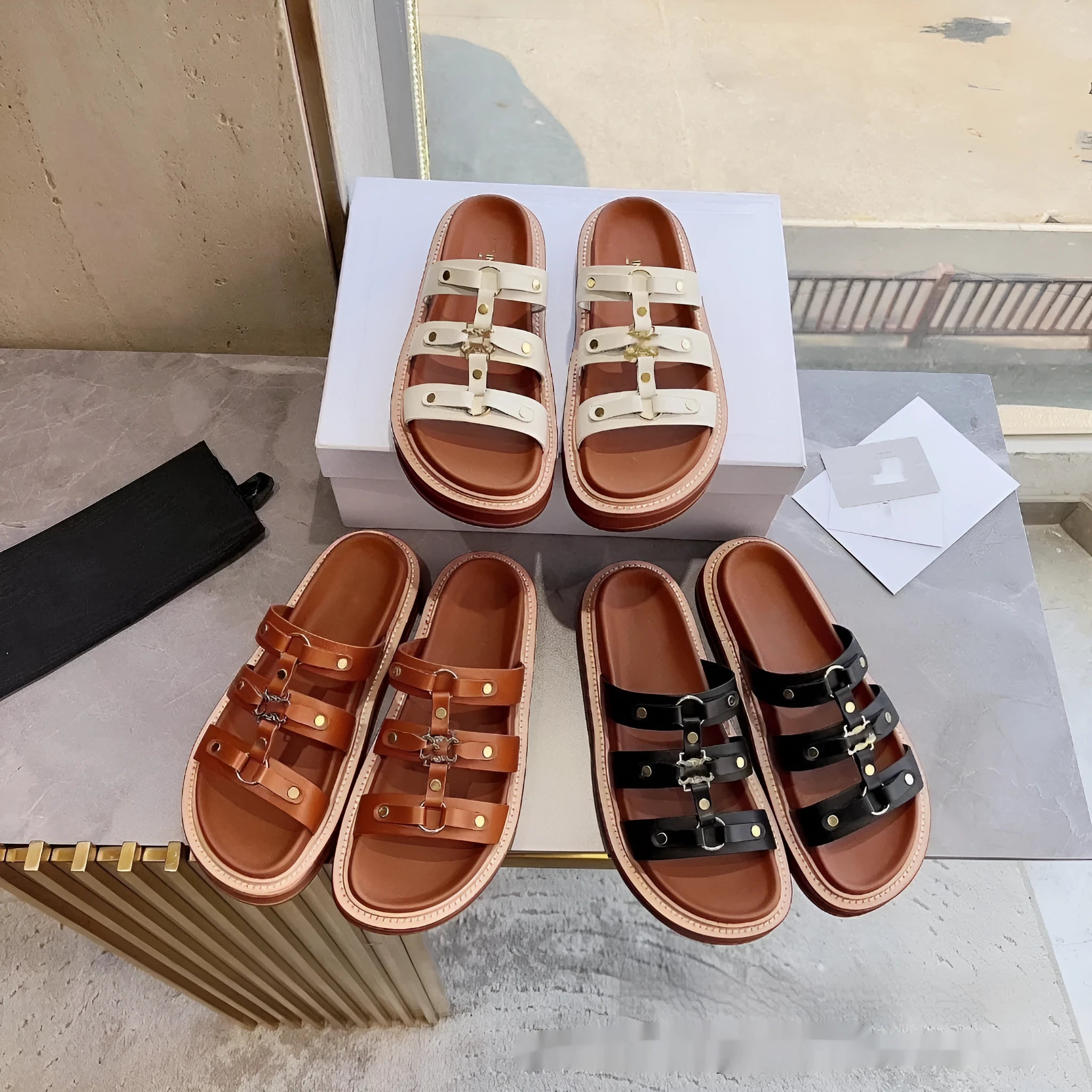 Women's Roman style sandal slippers in patent leather with sheepskin upper