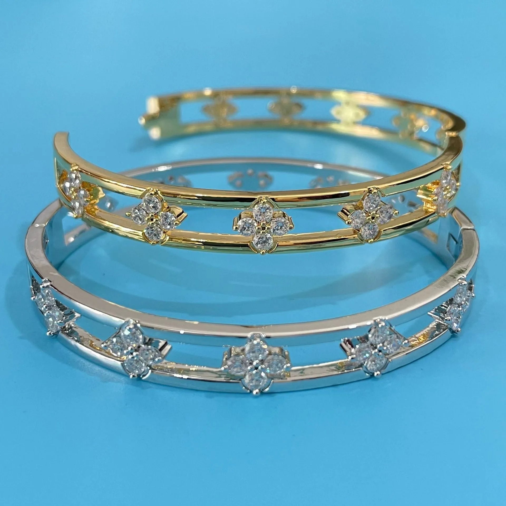 Women's hollow bracelet with four-leaf clover design and zircon stones in gold or silver finish