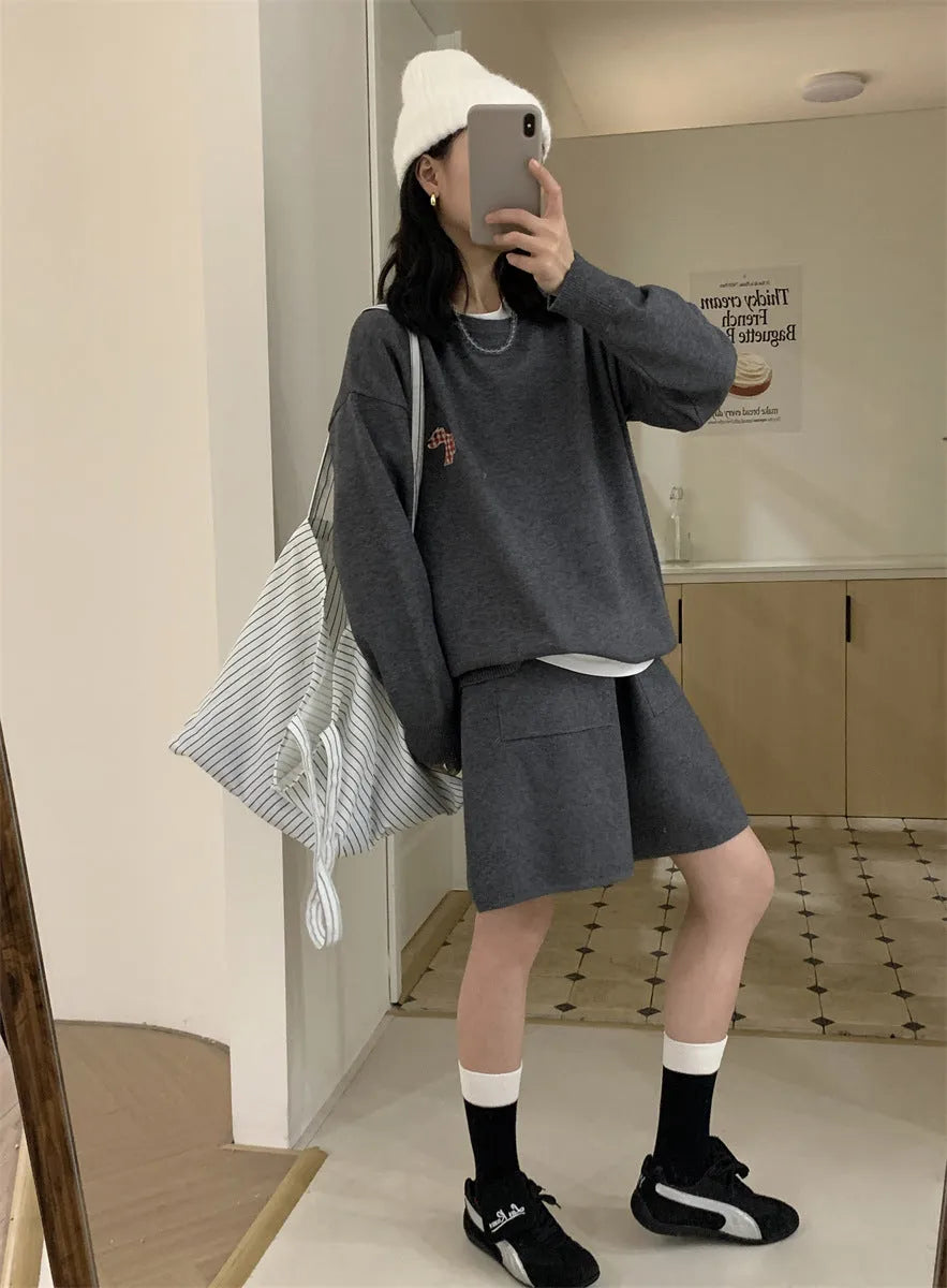 Women's knitted sweater and shorts suit with animal embroidery in imitation cashmere fabric