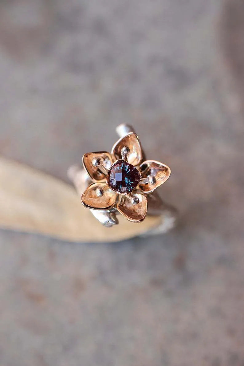 Silver two-tone floral pattern women's alloy fashion ring on a geometric band.